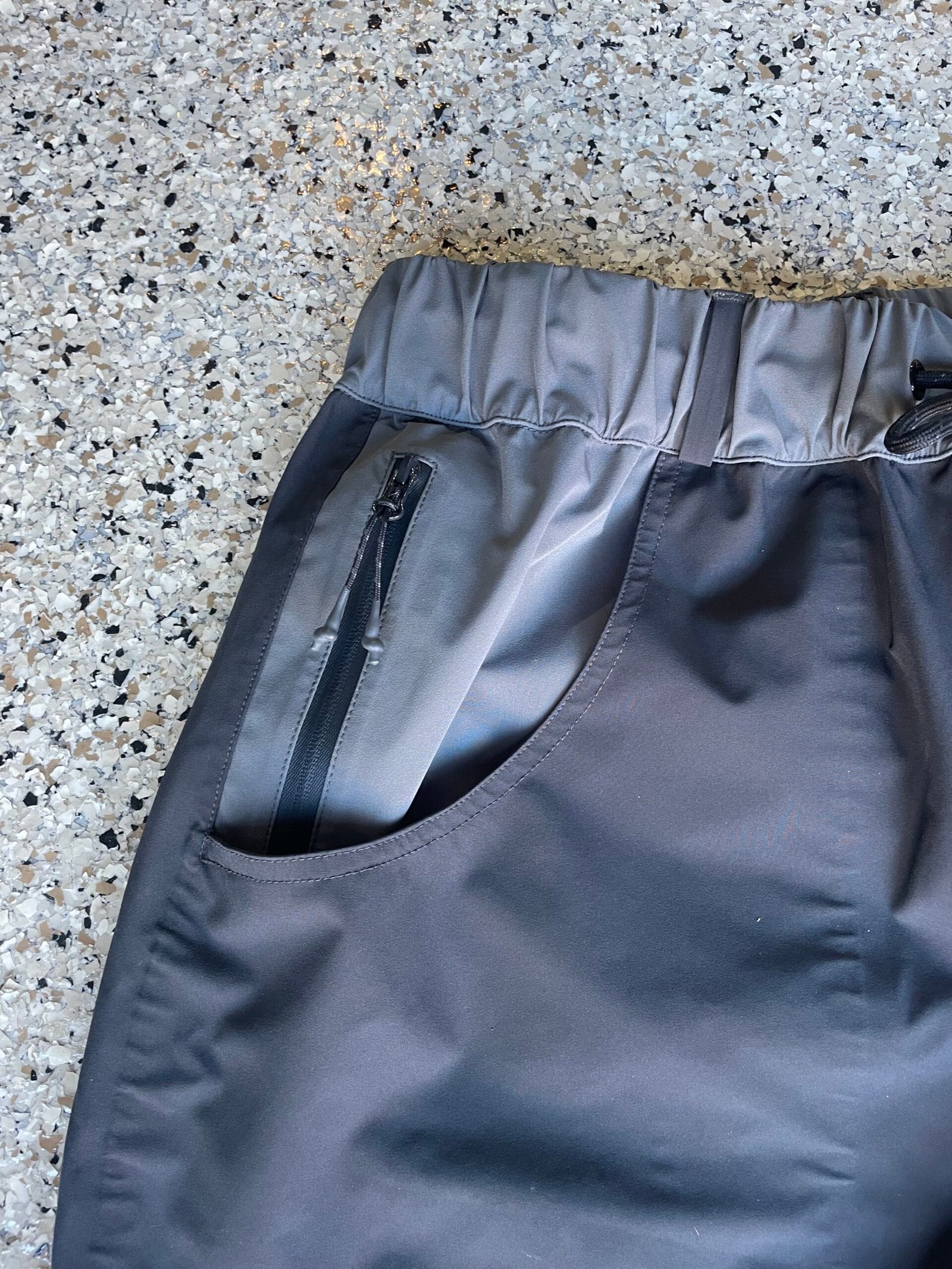 gray baggy snowpants with zipper pocket