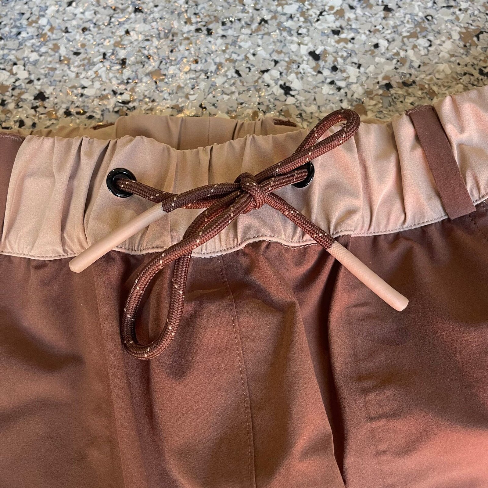 brown baggy snowpants with drawstrings