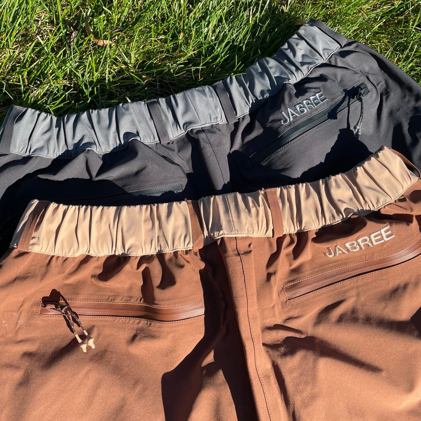 baggy snowpants with "JABREE" embroidery. Pants in brown and gray colors