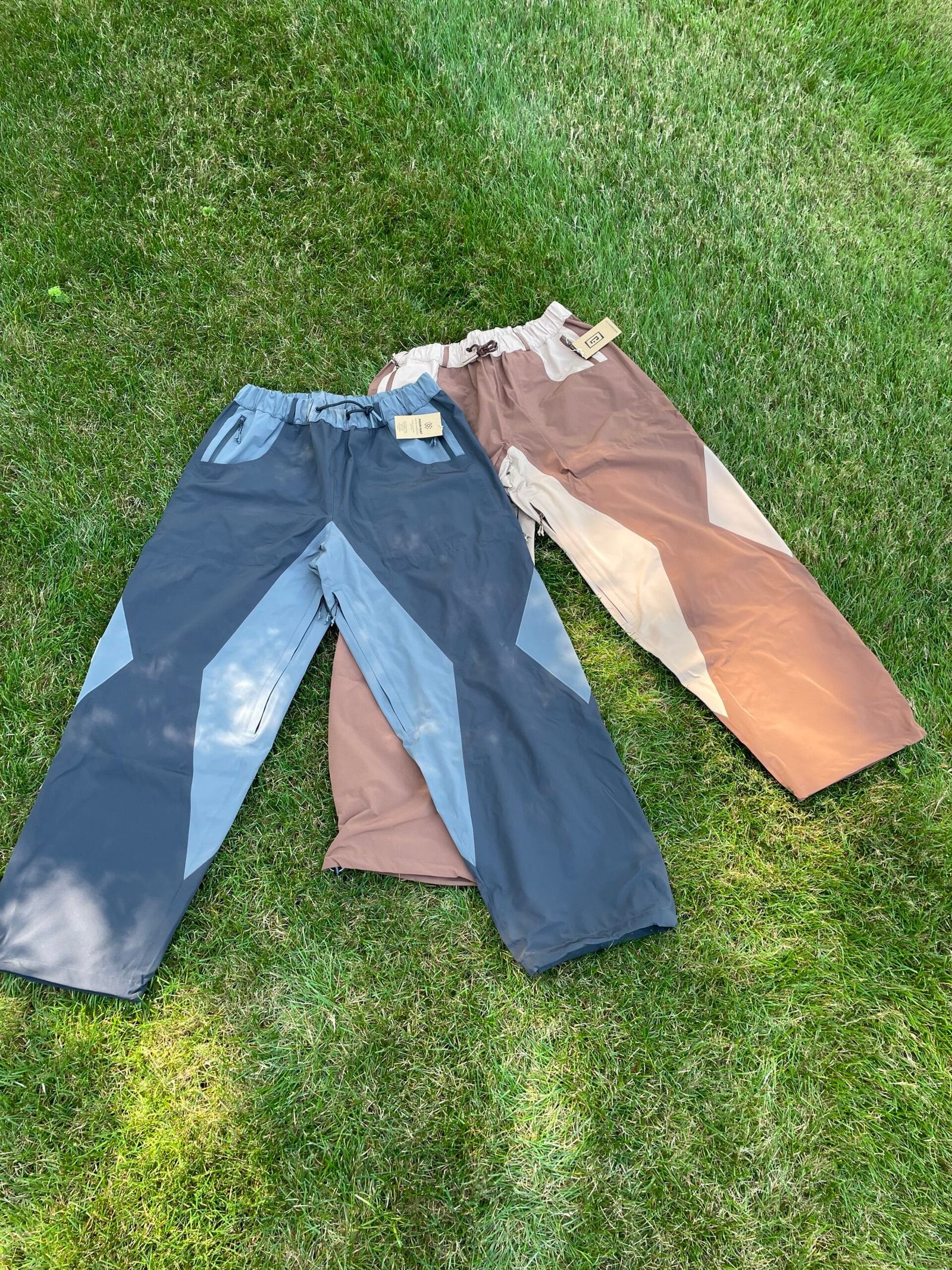 2 pairs of baggy snowpants in brown and gray colors